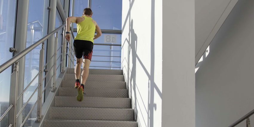 Sportler beim Treppenlauf