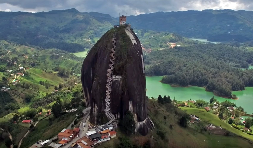 Umgebung des Guatapé-Bergs in Kolumbien
