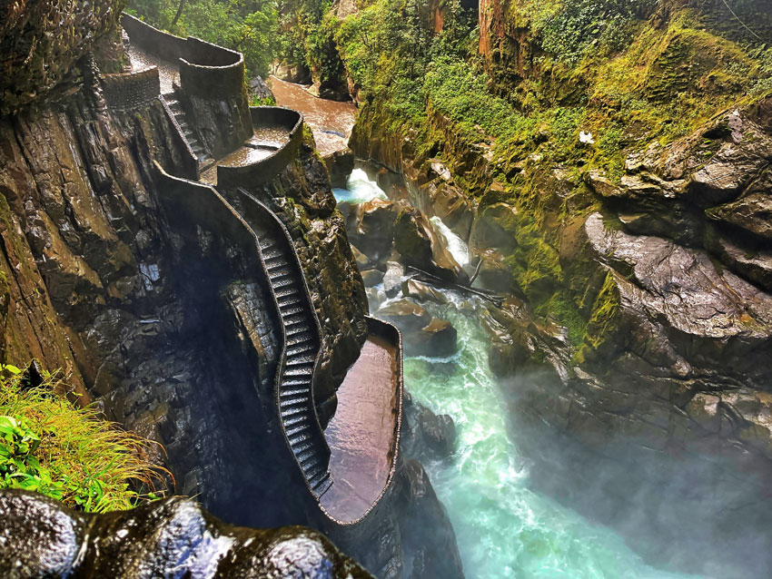 Treppe am Pailon del Diablo Wasserfall in Ecuador