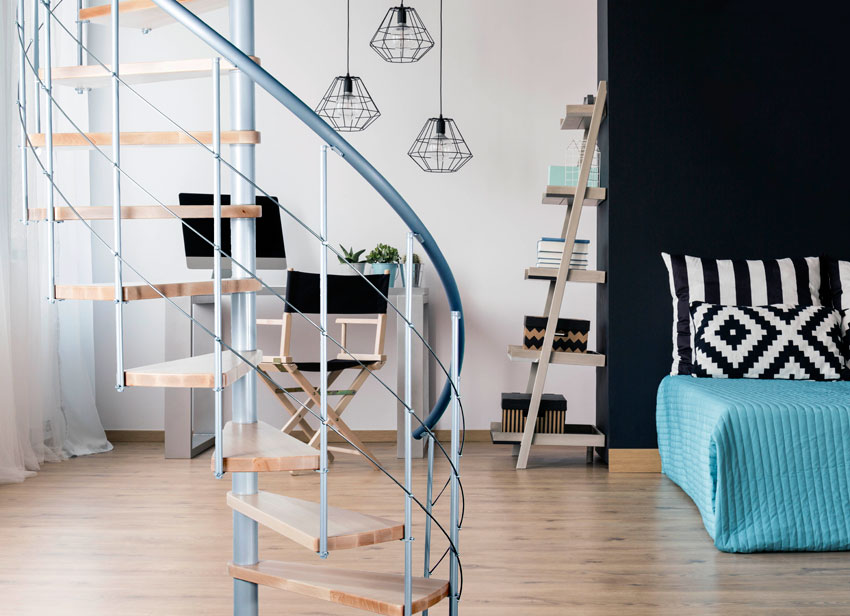 Spindeltreppe im skandinavischen Interieur