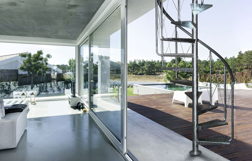 Außen gelegene Wendeltreppe neben einer Villa