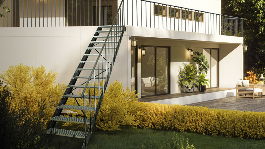 Garten mit Stahltreppe, die ins Obergeschoss führt
