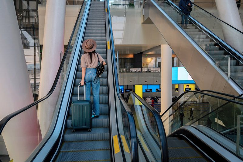 Moderne Rolltreppen am Flughafen
