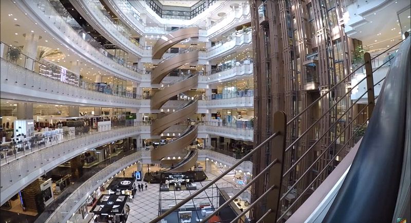 Rolltreppen im Einkaufszentrum New World Daimaru in Shanghai