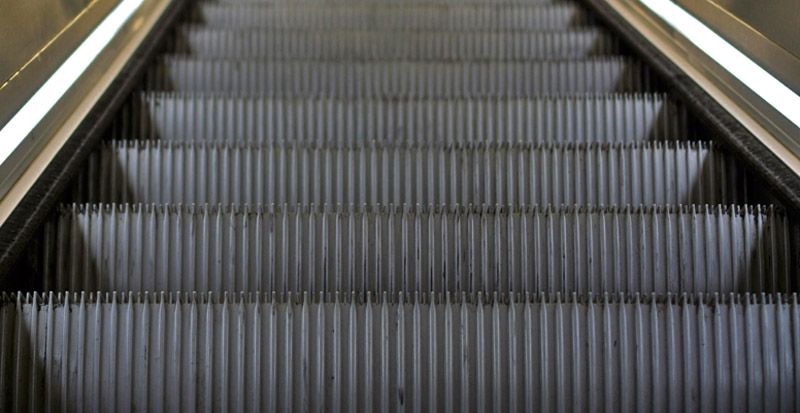 Nahaufnahme der Stufen in Rolltreppen